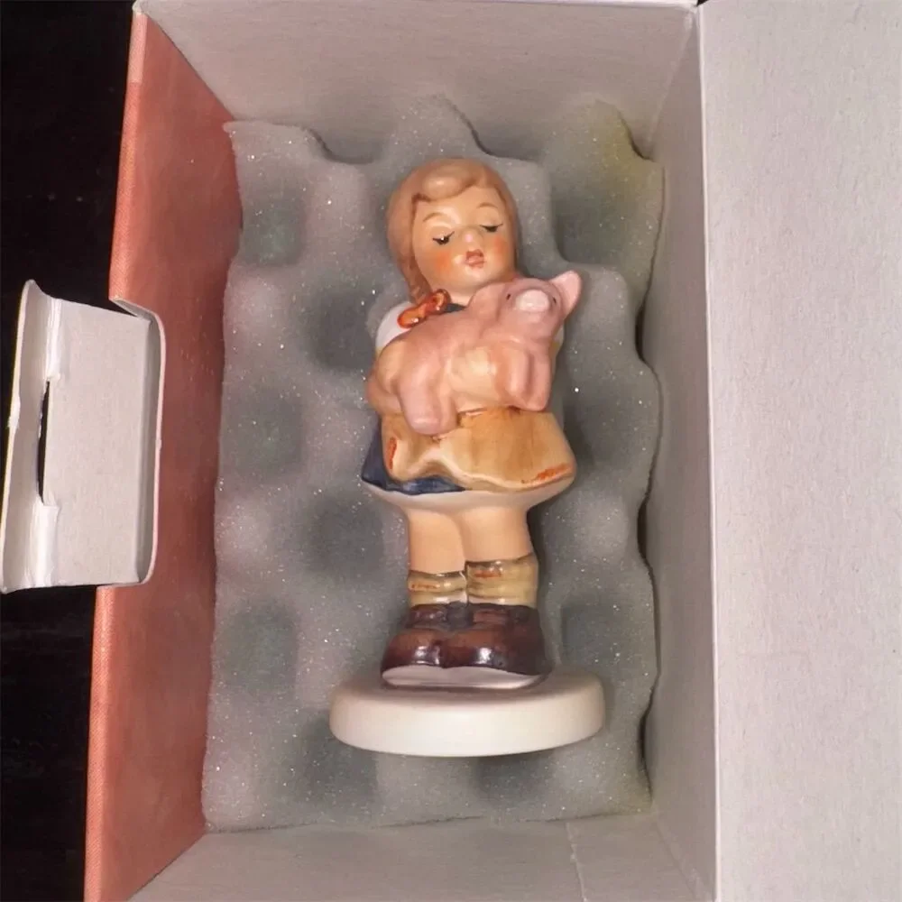 New M.J. Hummel "Pigtails" Goebel Figurine w/ Piglet 1999 Exclusive Edition‎ - Picture 3 of 8